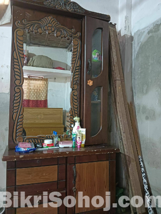 খাট, ড্রেসিং টেবিল, ফ্যান